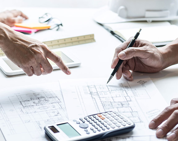 engineering-solution-planung-beratung-konzepierung-Bauplan-besprechung